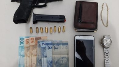 Arma e objetos pessoais que estava em posse do indivíduo