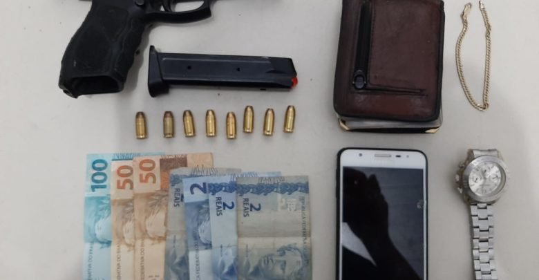 Arma e objetos pessoais que estava em posse do indivíduo