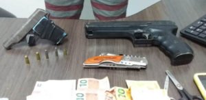Armas apreendidas com os suspeitos
