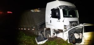 Carro de passeio ficou completamente destruído após colidir com caminhão, duas pessoas morreram