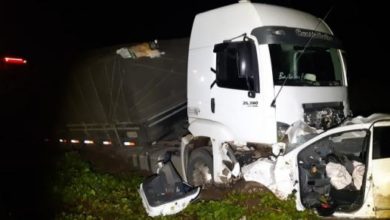 Carro de passeio ficou completamente destruído após colidir com caminhão, duas pessoas morreram