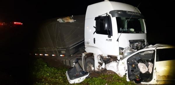 Carro de passeio ficou completamente destruído após colidir com caminhão, duas pessoas morreram