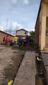 Curiosos no local