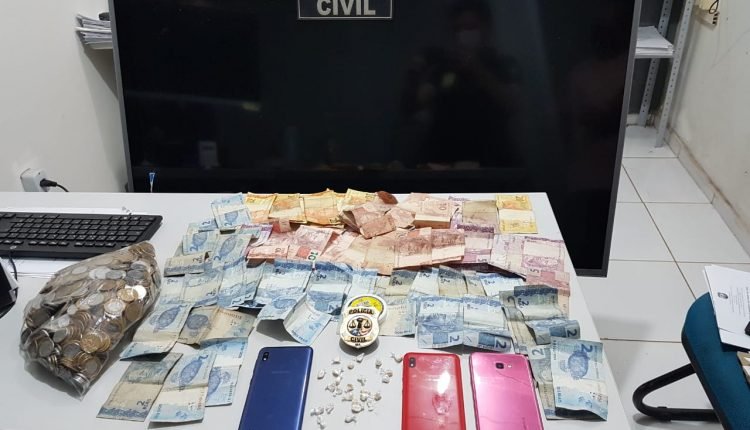 Dinheiro, drogas e celulares apreendidos com os acusados