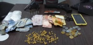 Dinheiro e grande quantidade de entorpecentes