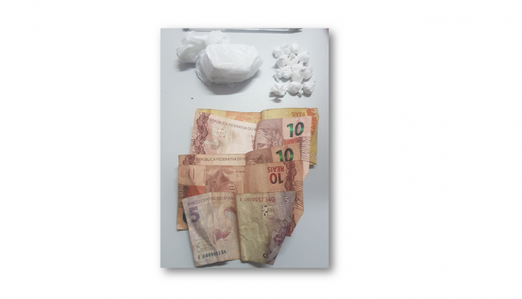 Droga e dinheiro do tráfico