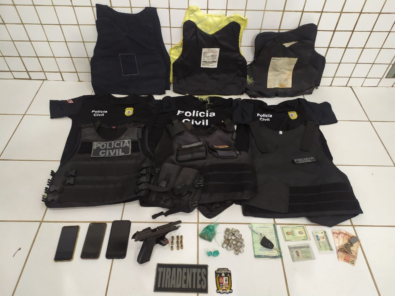 Material apreendido com os indivíduos