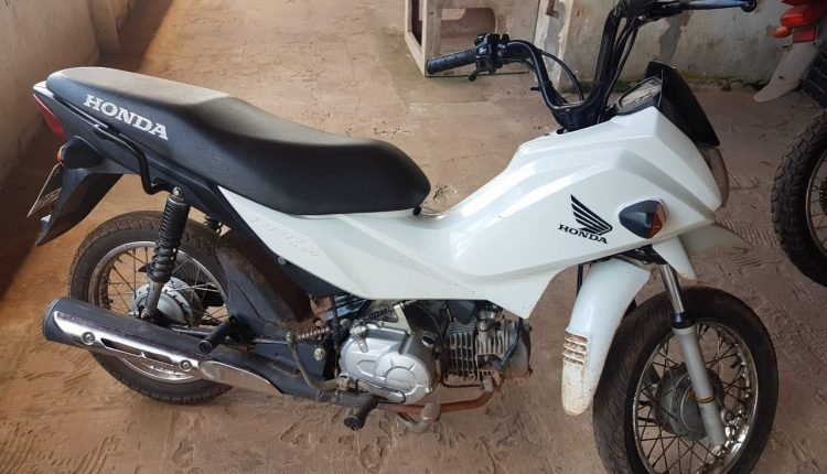 Motocicleta rouba, e documentação alienada encontrada com o acusado