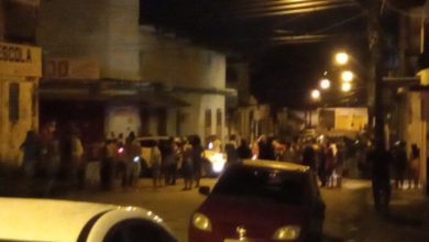 Movimentação de populares no local foi grande após o crime