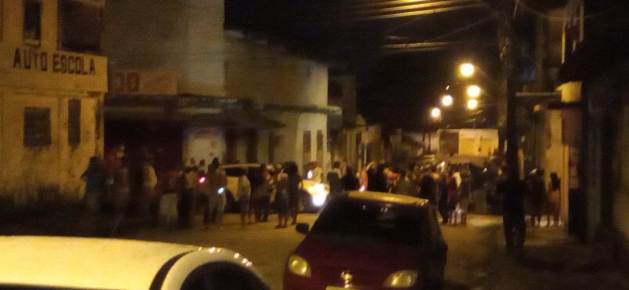 Movimentação de populares no local foi grande após o crime