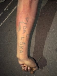 No braço do suspeito tinha uma tatuagem ''Vida Loka''