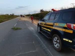 PRF no local do acidente prestando apoio