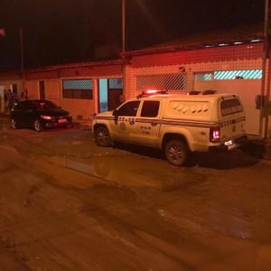 Polícia no Local do crime durante a noite de terça (26)