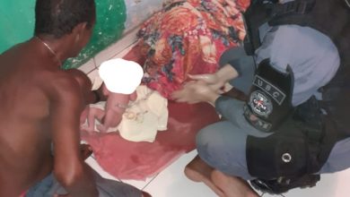 Policiais auxiliam nascimento de um bebê