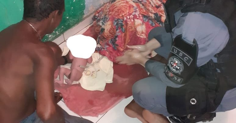 Policiais auxiliam nascimento de um bebê