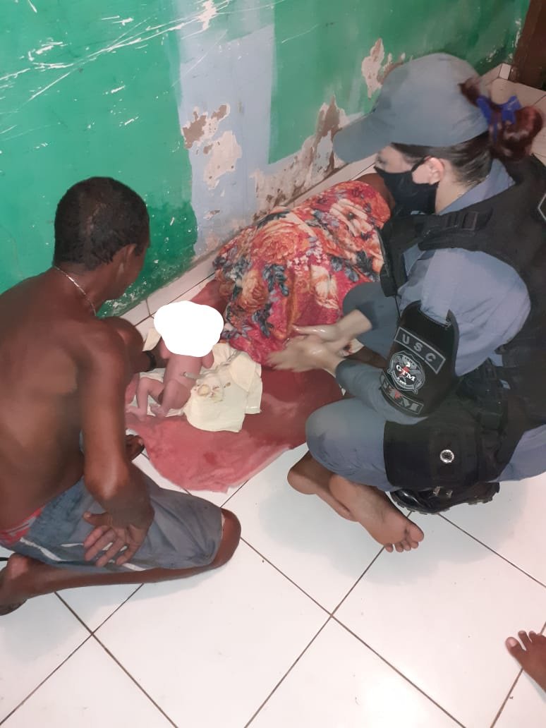 Policiais auxiliam nascimento de um bebê