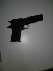 Simulacro de arma de fogo apreendido com os suspeitos