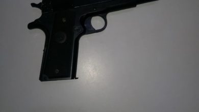 Simulacro de arma de fogo apreendido com os suspeitos