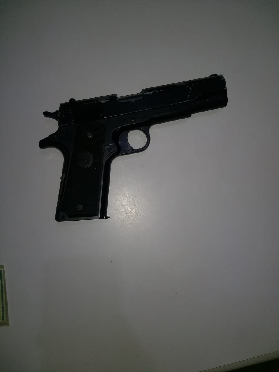 Simulacro de arma de fogo apreendido com os suspeitos