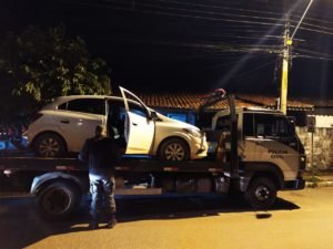 Veículo roubado apreendido pela polícia