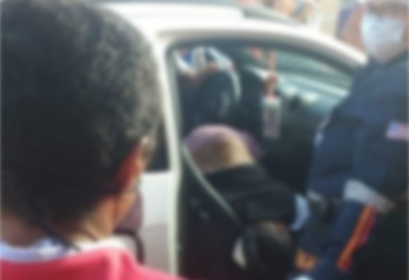 Vítima foi morta dentro do próprio veículo