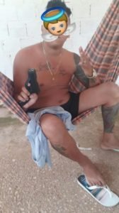 Acusado ainda tirou uma Self com a pistola