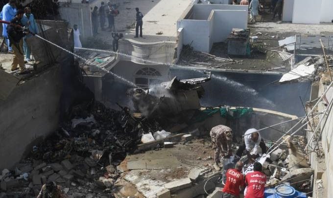 Airbus A320 com 107 pessoas cai em Carachi, no Paquistão - Jornal ...