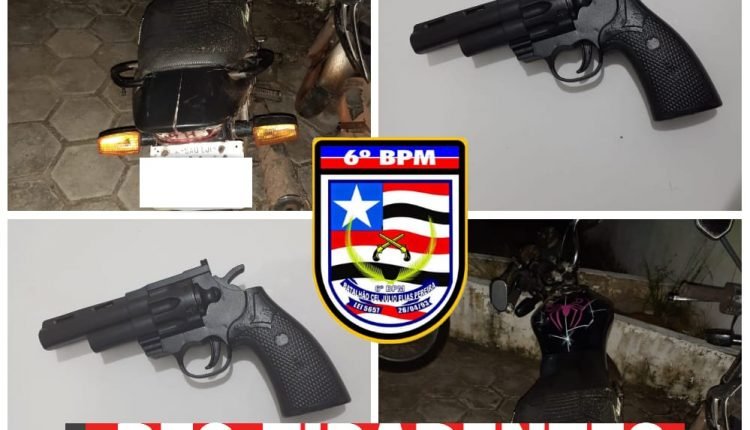 Arma de fogo e moto apreendida com os suspeitos