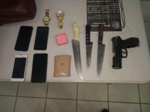 Arma e objetos encontrados com o grupo