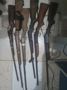 Armamentos também foi apreendidos