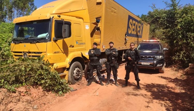 Carreta roubada recuperada pela polícia