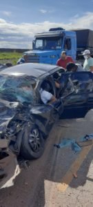 Carro ficou completamente destruído