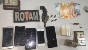 Celulares roubados, arma usada no crime