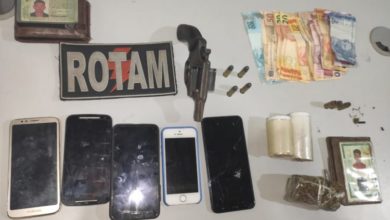 Celulares roubados, arma usada no crime