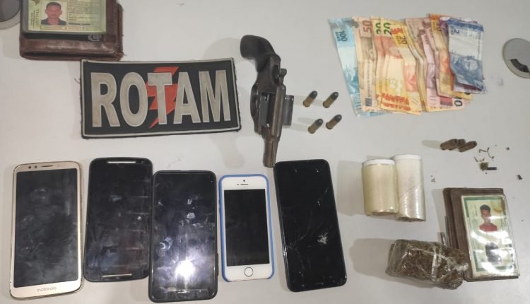 Celulares roubados, arma usada no crime
