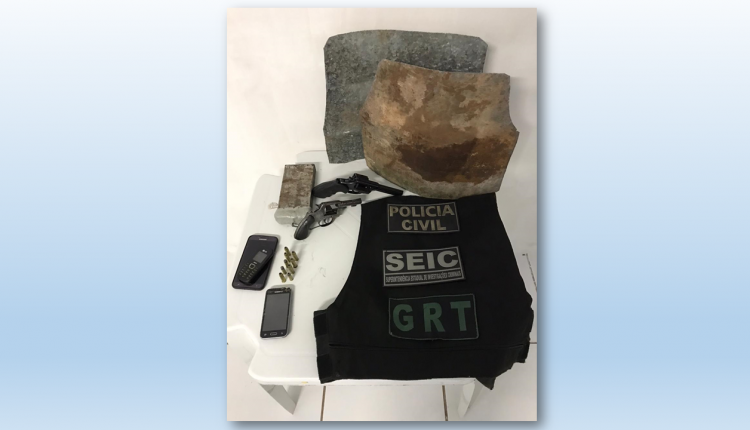 Coletes, armas explosivos apreendidos pela polícia