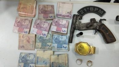 Com o preso foi encontrado dinheiro, arma de fogo e uma moto