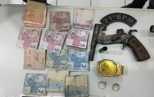 Com o preso foi encontrado dinheiro, arma de fogo e uma moto
