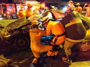 Bombeiros socorrem motorista preso às ferragens