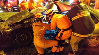 Bombeiros socorrem motorista preso às ferragens