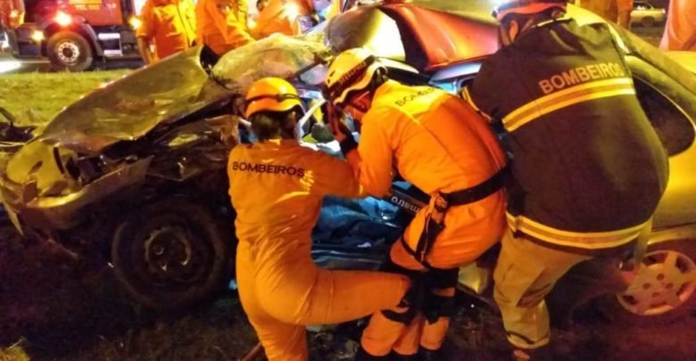 Bombeiros socorrem motorista preso às ferragens