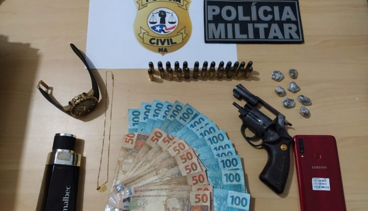 Arma, munições e droga apreendidas pela polícia