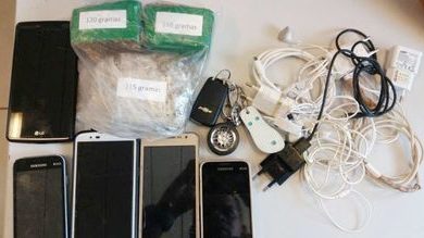 Droga e celulares apreendido com o Agente Penitenciário
