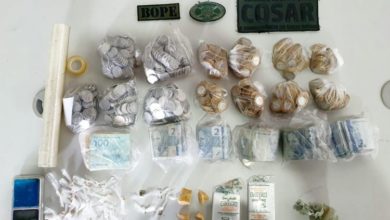 Drogas e dinheiro apreendidos com os suspeitos