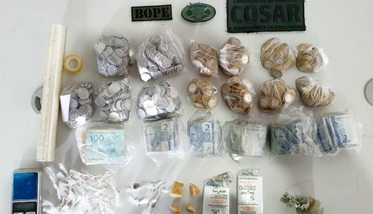 Drogas e dinheiro apreendidos com os suspeitos