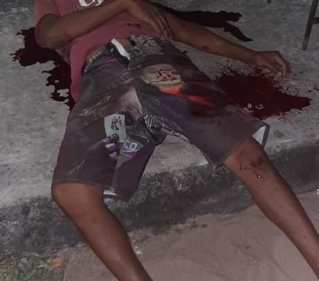 Homem foi encontrado morto com golpes de faca