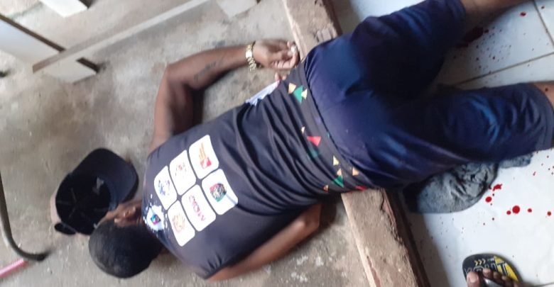 Homem foi morto na porta de casa no bairro Liberdade