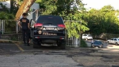 Homens da Polícia Federal na secretária de Saúde
