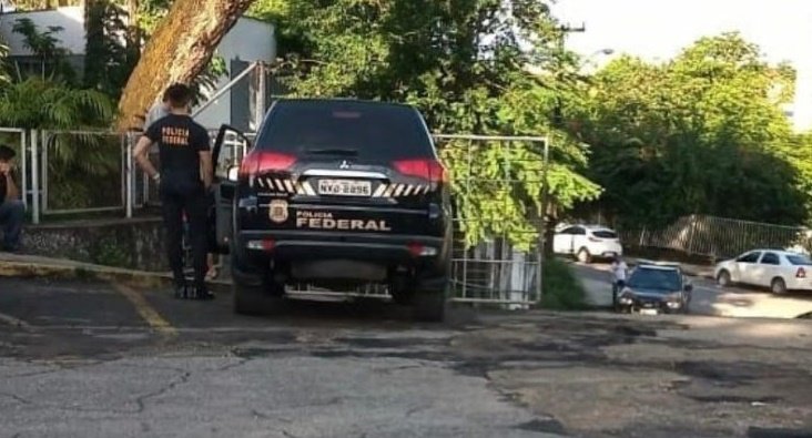 Homens da Polícia Federal na secretária de Saúde