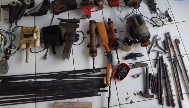 Maquinário era usado para fabricação de armas artesanais